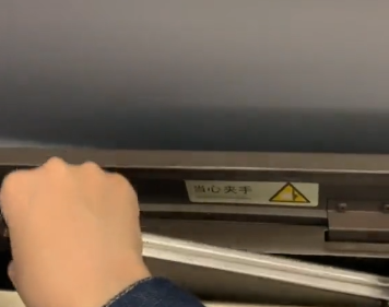 打開(kāi)高鐵小桌板第壹步